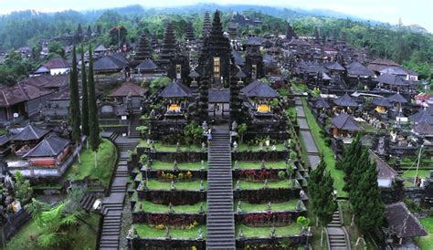 The architecture of a Balinese temple - Bali.live