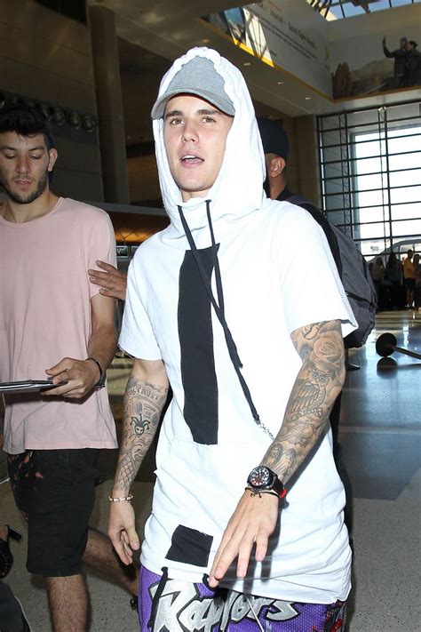 Justin Bieber Catches A Flight At Lax Airport Celeb Donut