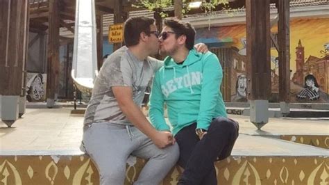 Dos hombres besándose la respuesta de la comunidad gay al ataque en