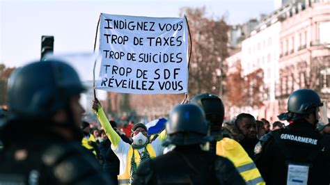 La France sous la révolte populaire des gilets jaunes Médium large