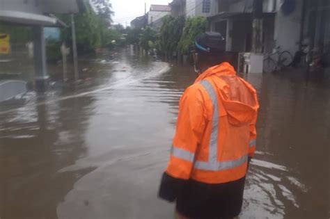 Banjir Hantam Kota Bekasi Akibat Luapan Kali Di Perumahan Warga