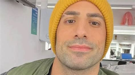 Kaysar Posa Com Seus Bebês Gêmeos E Surpreende “não Sabia”