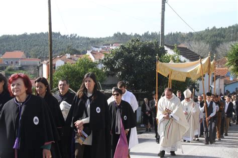 Emoção alegria e confraternização na abertura da renovada Igreja