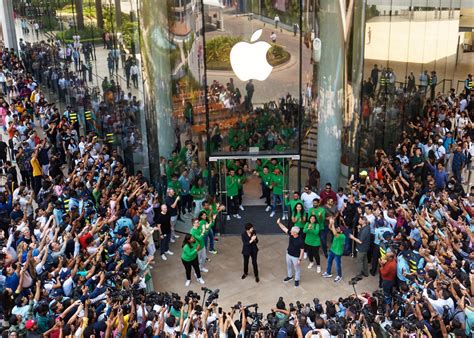 Apple BKC Now Open In Mumbai Apple