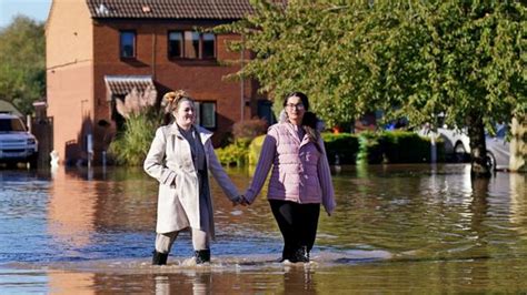 Derbyshire: Flooding led to 1,700 evacuations, council says - BBC News