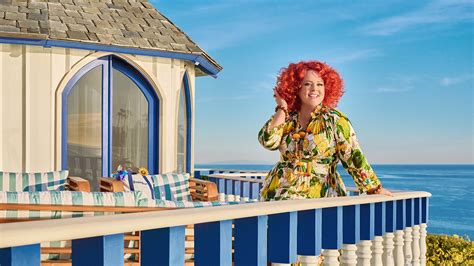 bookingcom ad campaign  actress producer melissa mccarthy