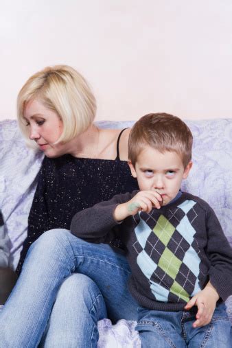 구슬눈꼬리 및 Son 가족에 대한 스톡 사진 및 기타 이미지 가족 만짐 미소 Istock