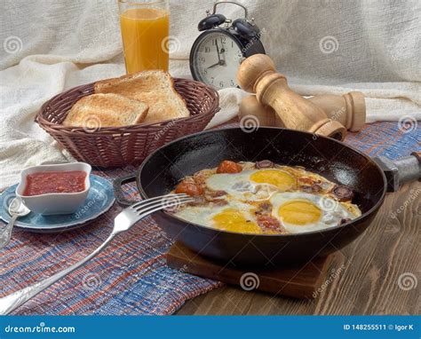 Ovos Fritos Do Caf Da Manh Cogumelos Tomates E Salsicha Imagem