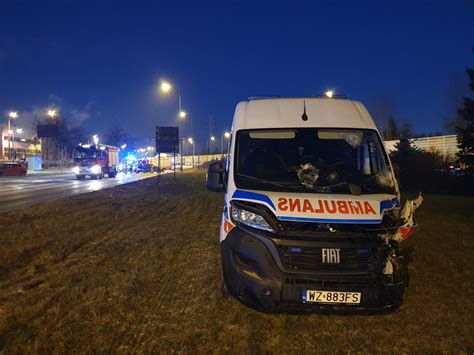 Wypadek Na Alei W Kniarzy W Odzi Rozbite Samochody W Tym Karetka