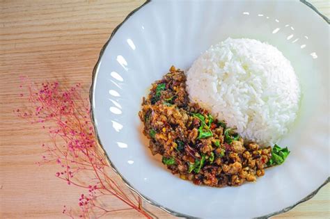 Revuelva La Albahaca Frita Con Carne De Cerdo Picada Sobre Arroz Foto