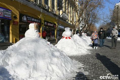 暴雪过后 哈尔滨中央大街成雪人一条街 国际在线