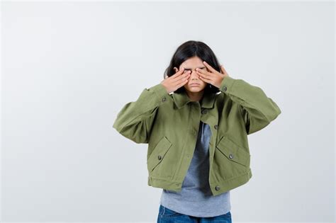 Petite Fille Couvrant Les Yeux Avec Les Mains En Manteau T Shirt