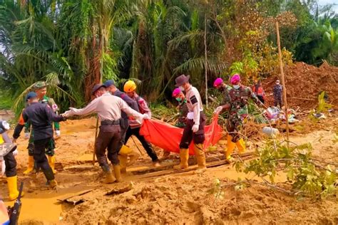 Prajurit Yonmarhanlan Xii Pontianak Ikut Serta Membantu Evakuasi Korban