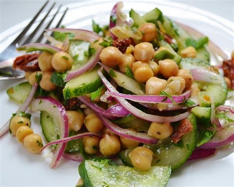 Cantinho Vegetariano Salada De Gr O De Bico Pepino Salsa E Tomate