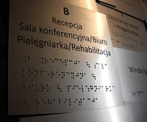 Tabliczki Braille A We Wroc Awiu Tyflografia Grawer Wroc Aw Wycinanie