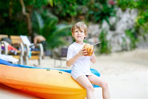 Małe Dziecko Chłopiec Pije Kokosowego Sok Na Tropikalnej Plaży Zdjęcie