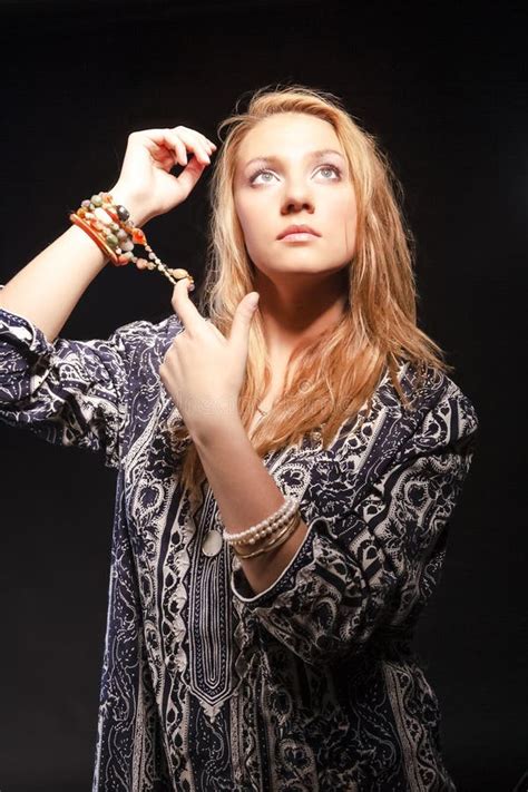 Portrait De Fille Blonde Du Caucase Tranquille Avec Le Collier Au Poignet Assise Dans L Atelier