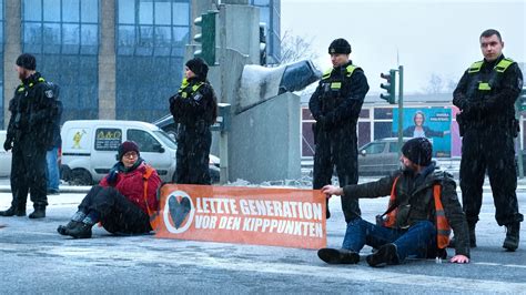 Letzte Generation Blockiert Rettungswagen In Berlin Einsatz Abgebrochen