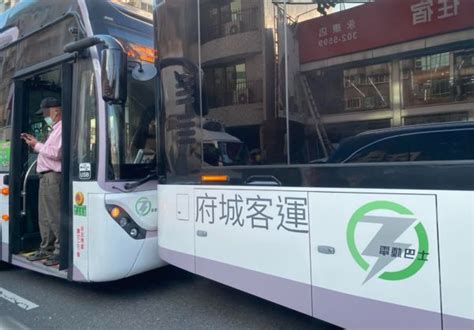 台南「超昂貴車禍」2輛千萬電動公車對撞 網友：合體電力共享 Ettoday社會新聞 Ettoday新聞雲