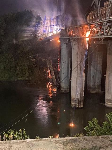 Incendio A Roma Le Fiamme Devastano Il Ponte Di Ferro FOTO