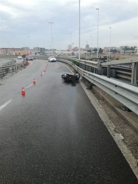 Grave Incidente Sull Asse Mediano A Cagliari Giovane Finisce Contro Il