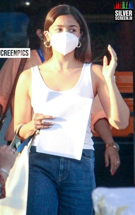 Pin By Tasmia Taranum On Alia Bhatt Casual Fall Outfits Alia Casual