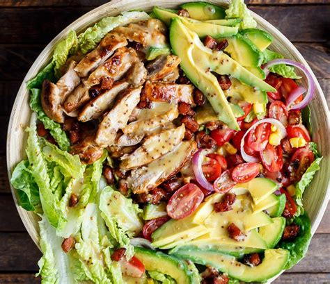 Recette Facile De Salade Au Poulet Avocat Et Bacon Avec Une Vinaigrette