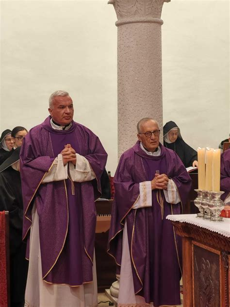 Slobodna Dalmacija Vjernici dirnuti činom mlade Makaranke izvana je