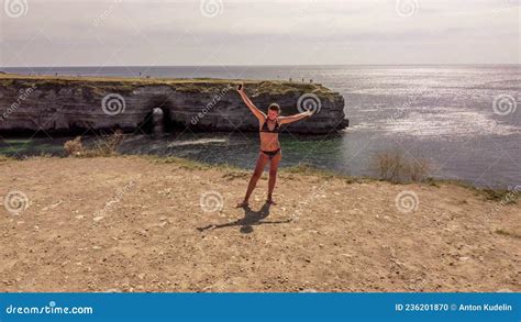 Une Fille En Bikini Pose Sur Le Fond Des Rochers Du Cap Tarkhankut Photo Stock Image Du Rivage
