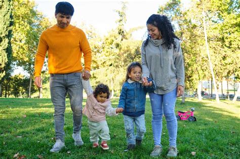 Familia Hispana Feliz Con Dos Ni Os Caminando Juntos En Un Parque