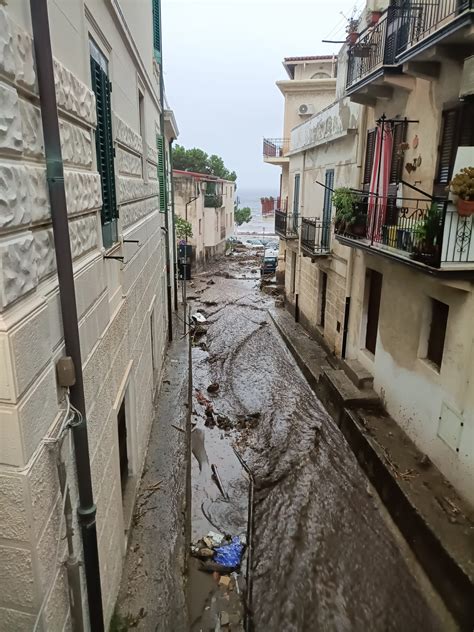 Il Maltempo Sferza La Calabria Tirrenica Scilla Travolta Da Una