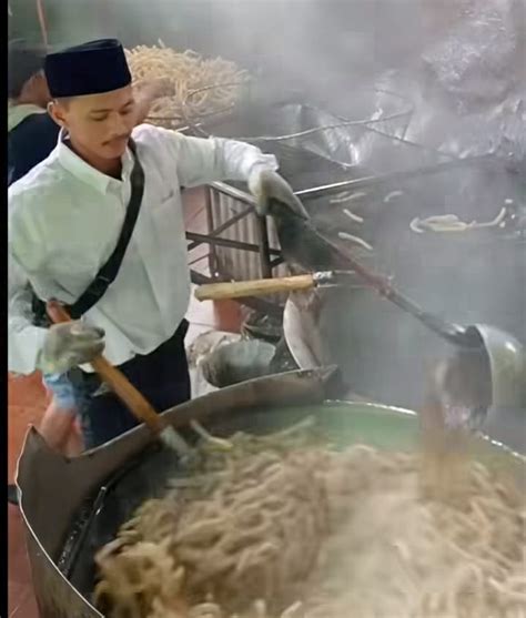 Potret Jarko Tukang Goreng Kerupuk Viral