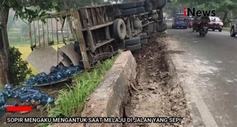 Pengemudi Mengantuk Truk Pengangkut Air Galon Terguling