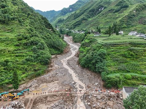 不遗余力抢救生命——雅安汉源县山洪泥石流灾害救援现场直击 极目新闻