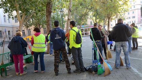 Puliamo Marassi Abitanti Del Quartiere In Piazza Contro Il Degrado