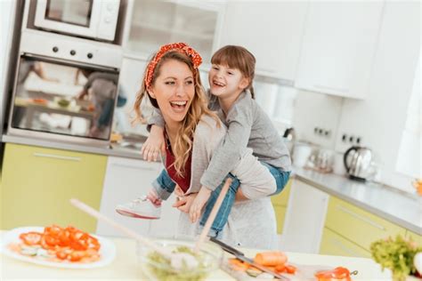 Chica Y Madre Cocinando En La Cocina Foto Premium