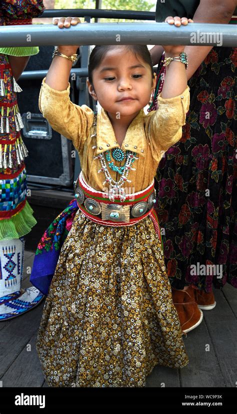 Une Jeune Fille Navajo Pose Pour Une Photo Avant De Participer Au