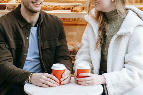 22 Signs Shes Into You On A First Date Introverted Alpha