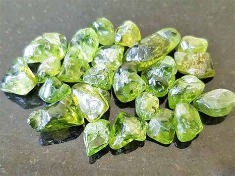 loại đá quý màu xanh lục lạ mắt trên trang sức đang hot trend Trang Sức Sen