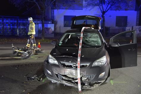 Autofahrer Bersieht Motorrad Biker Bei Unfall Schwer Verletzt