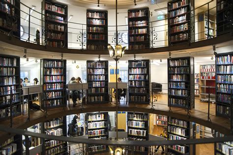 Una biblioteca es el corazón y la esencia de una universidad Universo