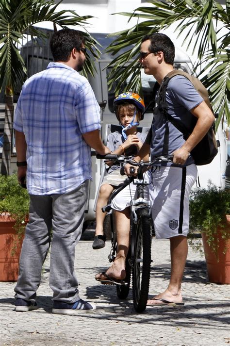 Ego Em Momento Fam Lia Wagner Moura Passeia De Bicicleta Filho