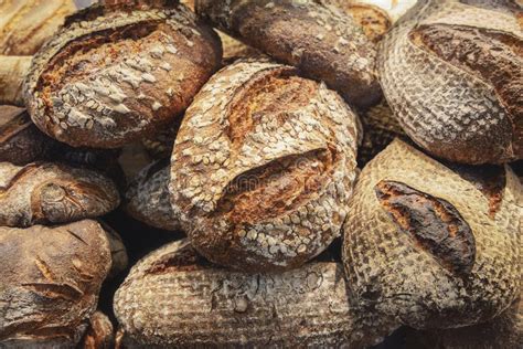 Rustige Broodstapel Achtergrond Van Roestvrij Brood Bakkerijproducten