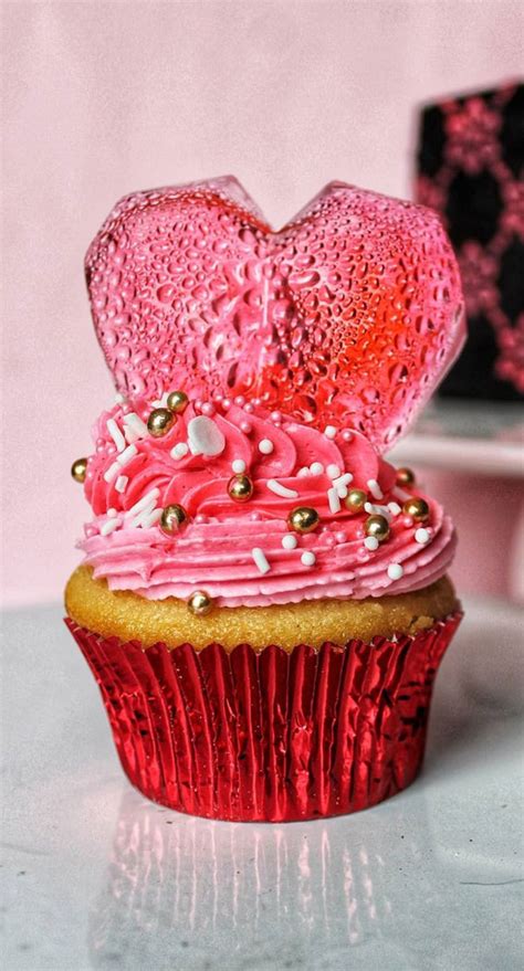 30 Cute Valentine S Day Cupcakes Pink Candy Heart