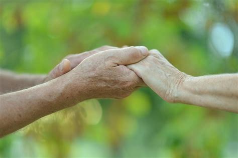 Pareja Cogidos De La Mano Juntos Foto Premium