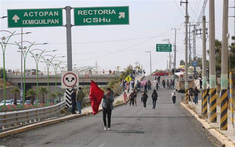 Estudiantes Del Ia Bloquean La Carretera Pachuca Actopan Para Exigir