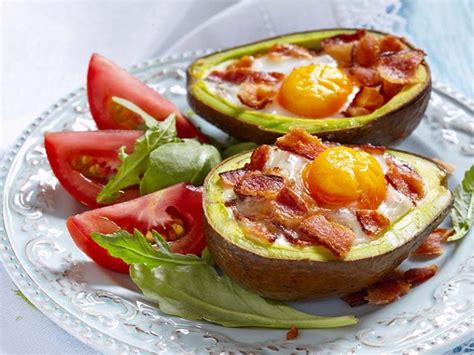 Gebackene Avocado Mit Ei Und Bacon Lowcarbrezepte Org