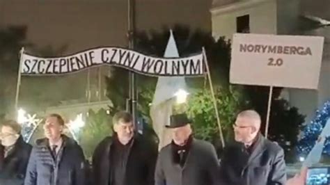 Szczepienie czyni wolnym Skandaliczny transparent na proteście