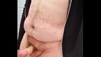 Chico gordito ribete en baño público XVIDEOS