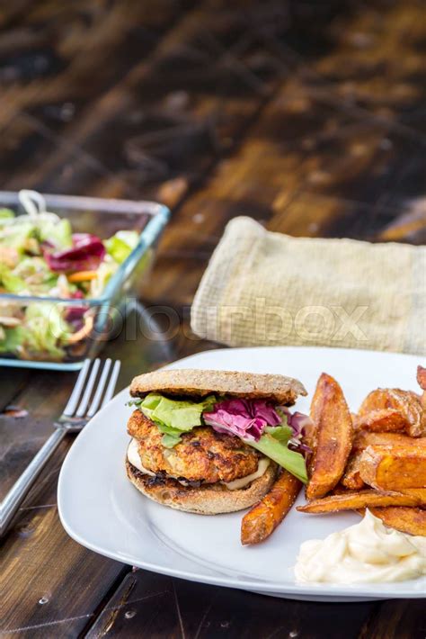 Burger Mit Pommes Und Salat Burger Mit Pommes Und Salat Stock Bild